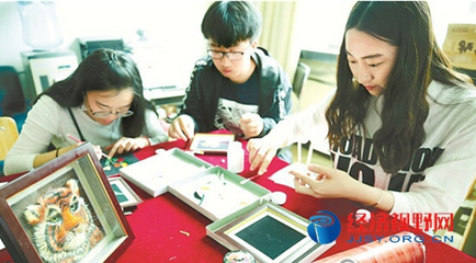 哈爾濱商業(yè)大學(xué)麥秸畫走進上海學(xué)生課堂